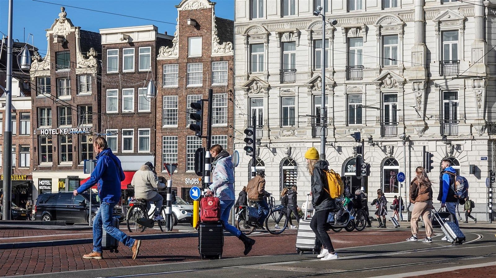 Toeristen in centrum Amsterdam