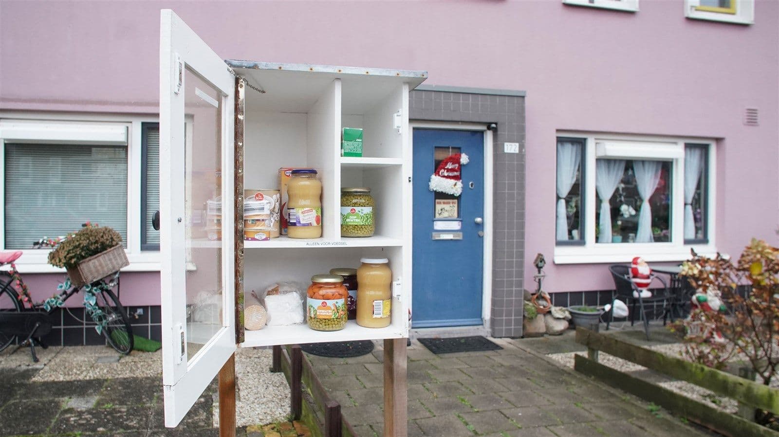 Buurtkastje met levensmiddelen